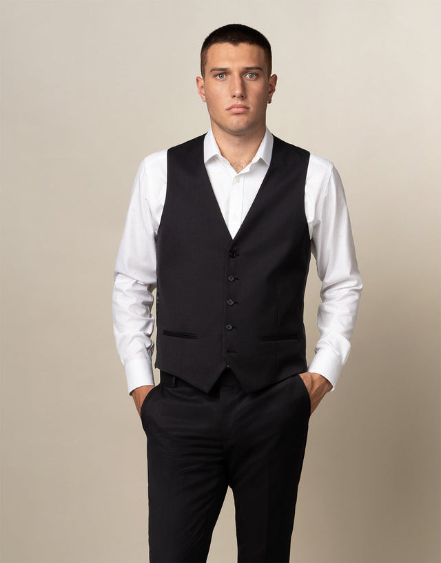 Ollie is 186cm wearing size 100