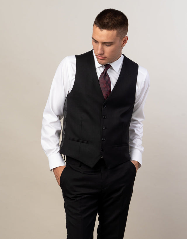 Ollie is 186cm wearing size 100 